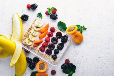 Taze çilek ile yulaf ezmesi