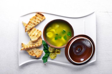 Suyu mantı ve otlar.