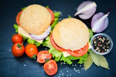 Peynir, hamburger eti