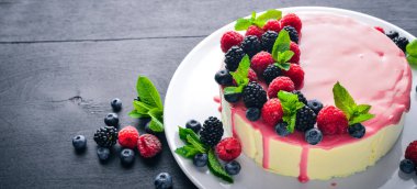 Tereyağı ve taze çilek ile pasta