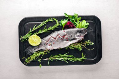 Balık alabalık aromatik otlar ile 