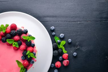 Tereyağı ve taze meyveler ve meyve ile pasta. Tatlı. Ahşap bir arka plan üzerinde. Üstten Görünüm. Metniniz için boş alan.