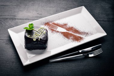 Uçan daire tatlı. Ahşap bir arka plan üzerinde. Üstten Görünüm. Metniniz için boş alan.