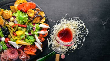 Soğuk Mezeler, Turşu sebze ve et. İtalyan mutfağı. Üstten Görünüm. Ahşap arka plan üzerinde.