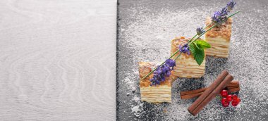 Taze çilek ile katmanlı pasta. Ahşap bir arka plan üzerinde. En iyi bir daha gözden geçirme. Boş alan.