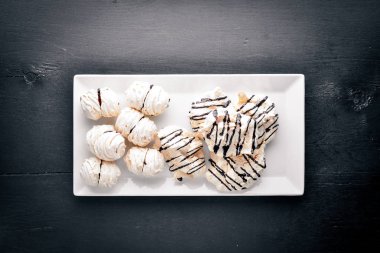 Bizet tatlı. Ahşap bir arka plan üzerinde. Üstten Görünüm. Metin için boş alan.