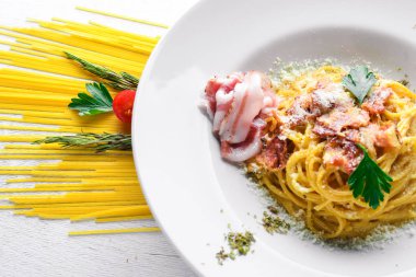 Kremalı sos pastırma ile makarna. Geleneksel İtalyan yemekleri. Ahşap bir arka plan üzerinde. Üstten Görünüm. Metniniz için boş alan.