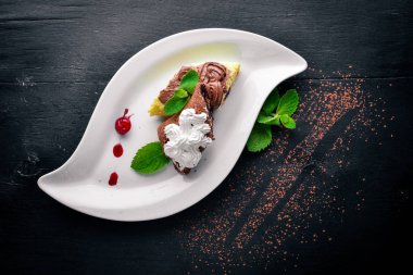 Çikolata kremalı krem sünger. Ahşap bir arka plan üzerinde. Üstten Görünüm. Metin için boş alan.