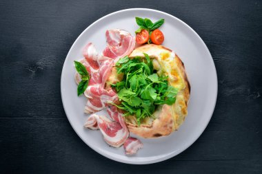 Et ve sebze salatası. İtalyan mutfağı. Ahşap bir arka plan üzerinde. Üstten Görünüm. Metniniz için boş alan.