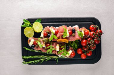 Bruschetta et, zeytin, otlar ve parmesan Peynirli ekmek. Soğuk aperatifler. İtalyan mutfağı. Ahşap arka plan üzerinde.