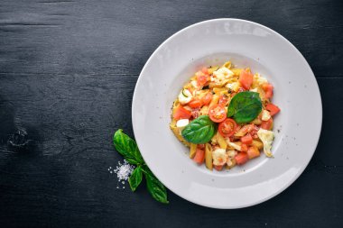 Makarna sebze, fesleğen ve Parmesan peyniri. İtalyan yemeği. Ahşap bir arka plan üzerinde. Üstten Görünüm. Metin için boş alan.