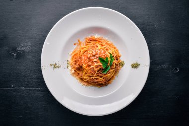 Domates sos ve parmesan peynirli makarna. Geleneksel İtalyan yemekleri. Ahşap bir arka plan üzerinde. Üstten Görünüm. Metniniz için boş alan.