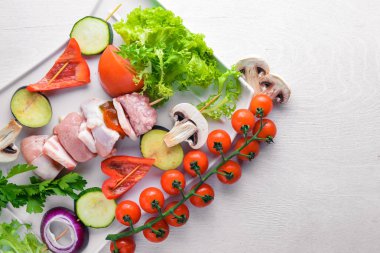 Ham şiş kebap ve taze sebze. Ahşap bir arka plan üzerinde. Üstten Görünüm. FreeSpace metin için.