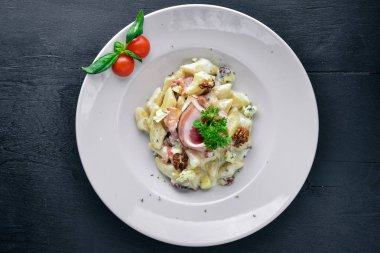 Patates köfte et ve sebze ile. Ahşap bir arka plan üzerinde. Üstten Görünüm. Metin için boş alan.