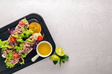 Bruschetta balık, zeytin, otlar ve parmesan Peynirli ekmek. Soğuk aperatifler. İtalyan mutfağı. Ahşap arka plan üzerinde.