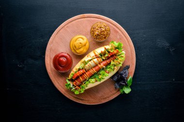 Sosisli otlar ve Baharatlar, hardal ve ketçap. Ahşap arka plan üzerinde. Üst alanı ile ilgilenen.