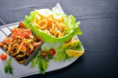 Deniz ürünleri ızgara. İtalyan mutfağı. Ahşap bir arka plan üzerinde. Üstten Görünüm. Metniniz için boş alan.