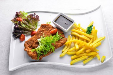 Taze sebze ile kıyılmış domuz. Ahşap bir arka plan üzerinde. Üstten Görünüm. Metniniz için boş alan.