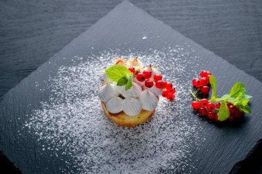 Taze çilek ile krem Lor Tatlısı. Ahşap bir arka plan üzerinde. En iyi bir daha gözden geçirme. Boş alan.