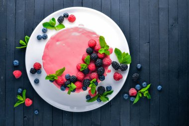 Tereyağı ve taze meyveler ve meyve ile pasta. Tatlı. Ahşap bir arka plan üzerinde. Üstten Görünüm. Metniniz için boş alan.