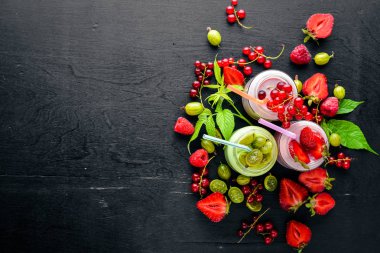 Meyve berry çizgili. Ahşap bir arka plan üzerinde. En iyi bir daha gözden geçirme. Boş alan.