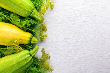 Squash ve otlar. Çiğ sebze üst görünümü. Metniniz için boş alan.