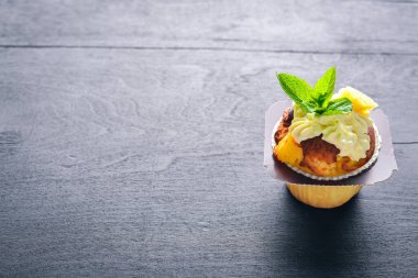 Kek krem ve taze meyve ile. Ahşap bir arka plan üzerinde. Üstten Görünüm. Metniniz için boş alan.