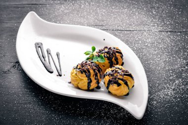 Ahşap arka plan üzerinde demlenmiş kek. Üstten Görünüm. Metniniz için boş alan.