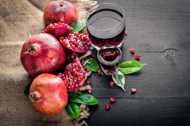 Taze nar koyu ahşap yüzeye. Üstten Görünüm.