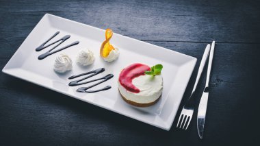 Panacott tatlı. Ahşap bir arka plan üzerinde. Üstten Görünüm. Metin için boş alan.