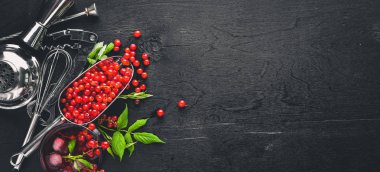 Ahşap arka plan üzerinde buz ile taze kırmızı kuş üzümü kokteyl. Üstten Görünüm. Boş alan.