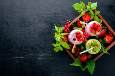 Meyve berry yoğurt ve çizgiler. Ahşap bir arka plan üzerinde. En iyi bir daha gözden geçirme. Boş alan.