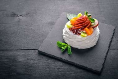 Taze çilek ve nane ile Desart. İtalyan mutfağı. Üstten Görünüm. Ahşap arka plan üzerinde.