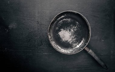 Eski pan. Ahşap arka plan üzerinde. Üstten Görünüm.