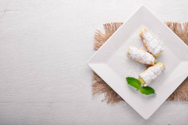 Kremalı pasta. Ahşap bir arka plan üzerinde. Üstten Görünüm. Metniniz için boş alan.