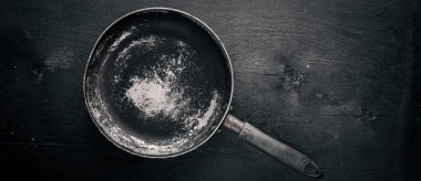 Eski pan. Ahşap arka plan üzerinde. Üstten Görünüm.