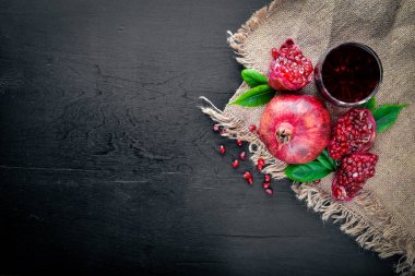 Taze nar koyu ahşap yüzeye. Üstten Görünüm.