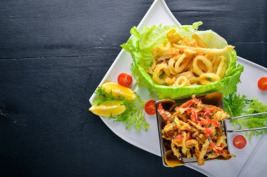 Deniz ürünleri ızgara. İtalyan mutfağı. Ahşap bir arka plan üzerinde. Üstten Görünüm. Metniniz için boş alan.