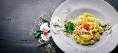 Köfte mantar ve krema sosu. Geleneksel İtalyan yemekleri. Ahşap bir arka plan üzerinde. Üstten Görünüm. Metniniz için boş alan.