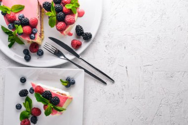 Tereyağı ve taze meyveler ve meyve ile pasta. Tatlı. Ahşap bir arka plan üzerinde. Üstten Görünüm. Metniniz için boş alan.