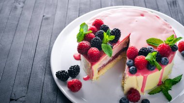 Tereyağı ve taze meyveler ve meyve ile pasta. Tatlı. Ahşap bir arka plan üzerinde. Üstten Görünüm. Metniniz için boş alan.