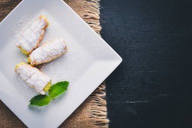 Kremalı pasta. Ahşap bir arka plan üzerinde. Üstten Görünüm. Metniniz için boş alan.