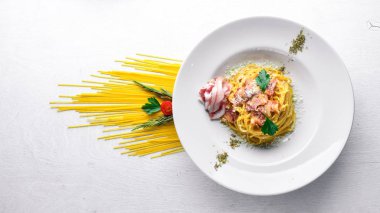 Kremalı sos pastırma ile makarna. Geleneksel İtalyan yemekleri. Ahşap bir arka plan üzerinde. Üstten Görünüm. Metniniz için boş alan.