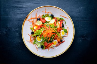 Sebze salatası tavuk yumurtası ile. Ahşap bir arka plan üzerinde. Üstten Görünüm. Metniniz için boş alan.