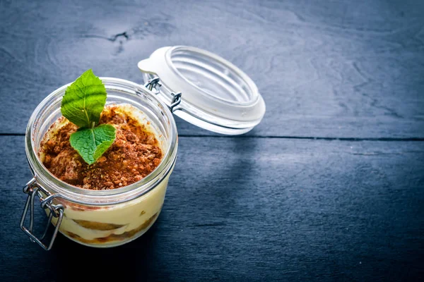 Tiramisu üzerinde ahşap arka plan