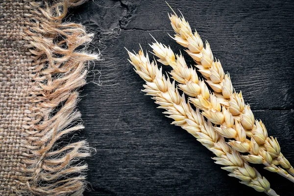 Ahşap arka plan buğday.