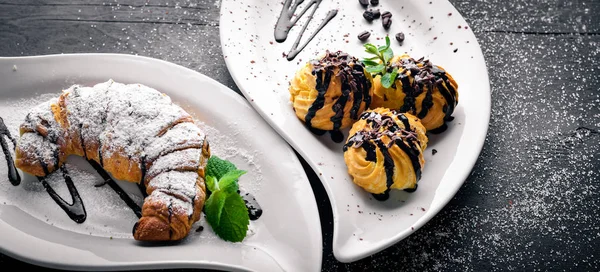 Ahşap arka plan üzerinde demlenmiş kek.