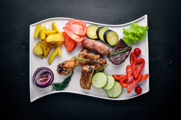 Çeşitli ızgara et ve sebze dilimlenmiş.