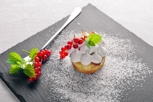 Taze çilek ile krem Lor Tatlısı