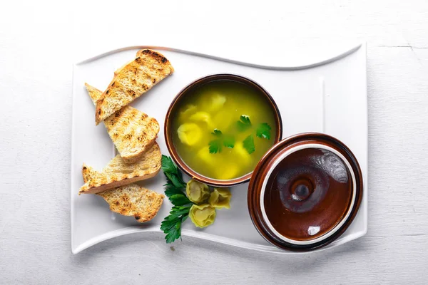 Suyu mantı ve otlar.